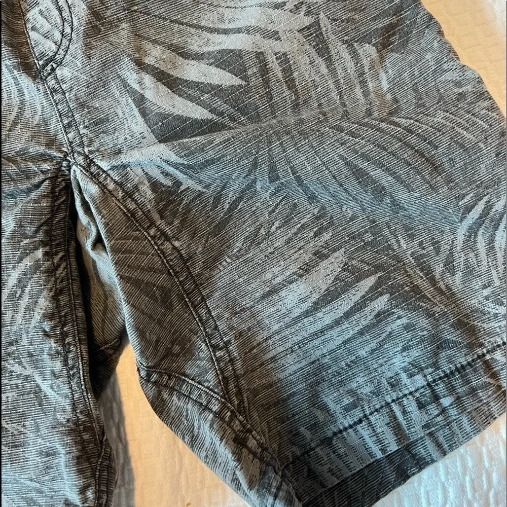GAP Kids Boys Elastic Waist Gray Tropical Print Trek Shorts Size M (8)